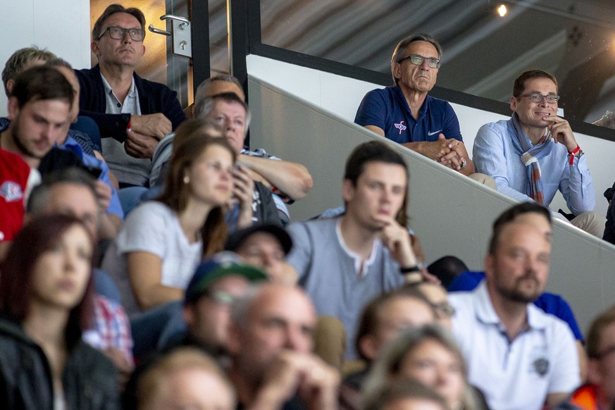 EHC Kloten Praesident Hans-Ulrich Lehmann, oben 2. von rechts, und Roger Koeppel, oben rechts, SVP Politiker, Verleger und Chefredaktor der Weltwoche, verfolgen auf der Tribuene das fuenften Eishockey ...