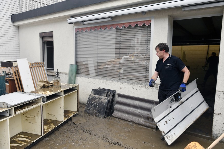 Aufraeumarbeiten bei einer Baeckerei in Uerkheim (AG) am Sonntag, 9. Juli 2017. Ein Unwetter in der Nacht zum Sonntag hat vor allem im Westaargau zu Ueberschwemmngen und Hangrutschen gefuehrt. Zahlrei ...