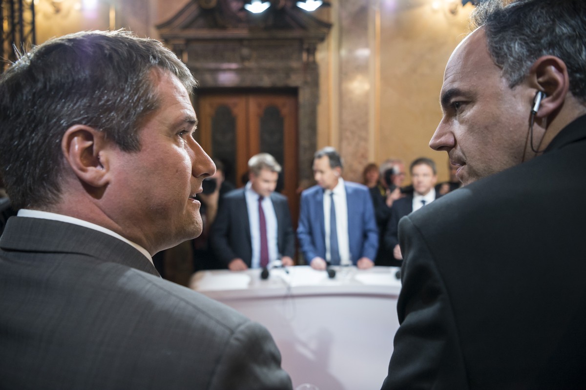 JAHRESRUECKBLICK 2015 - OKTOBER - Die Parteipraesidenten Christophe Darbellay, CVP, links, und Christian Levrat, SP, diskutieren vor der Elefantenrunde des Schweizer Fernsehens, im Hintergrund die SVP ...