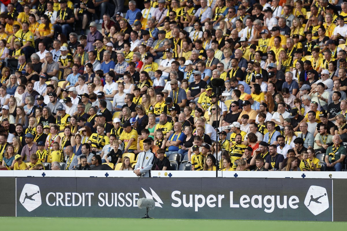 Eine Werbebande der Credit Suisse Super League im Super League Spiel zwischen dem BSC Young Boys Bern und dem FC Basel, am Sonntag, 8. Oktober 2023 im Stadion Wankdorf in Bern. (KEYSTONE/Peter Klaunze ...