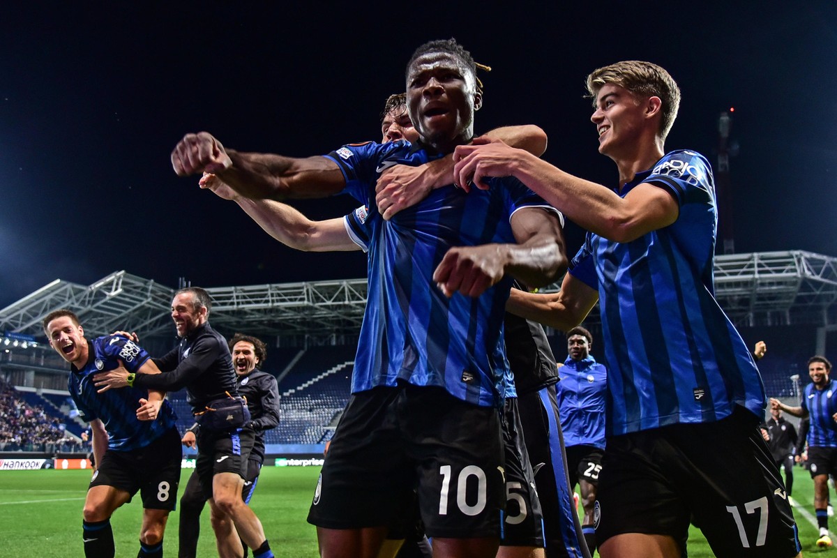 epa11330191 Atalanta's El Bilal Toure (C) celebrates after scoring the 3-0 goal during the UEFA Europa League semi final second leg soccer match between Atalanta BC and Olympique Marseille in Ber ...