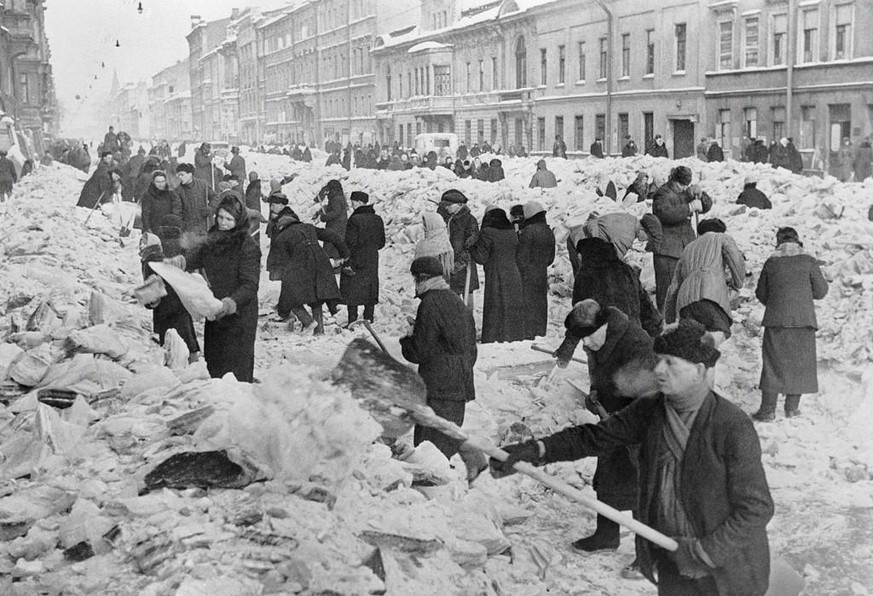 Räumen einer Strasse von dickem Eis und Schnee, Leningrad, März 1942.