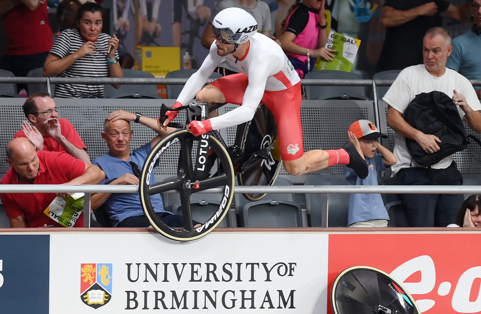 epa10099838 Matt Walls of England crashes during the Men?s 15km Scratch Race on Day 3 of the XXII Commonwealth Games at the Lee Valley VeloPark in Birmingham, Britain, 31 July 2022. EPA/ALEX BROADWAY  ...