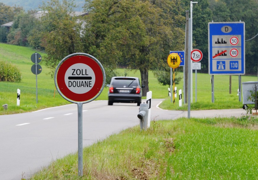 Der Grenzuebergang zwischen Huentwangen (Schweiz) und Dettighofen (Deutschland), aufgenommen am Sonntag, 20. September 2012. (KEYSTONE/Steffen Schmidt)