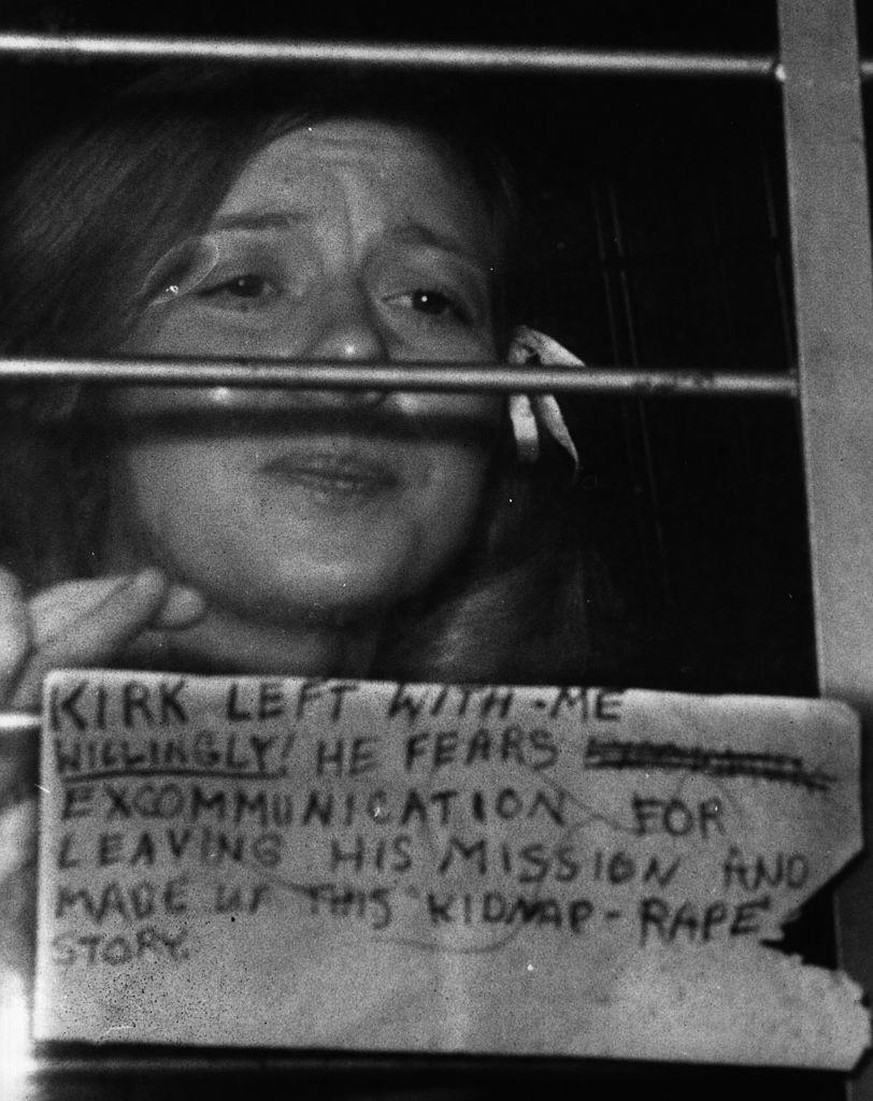 Auf dem Weg zum Gericht hält sie eine Notiz ans vergitterte Fenster: «Kirk ist freiwillig mit mir mitgegangen! Er fürchtet die Exkommunikation, weil er seine Mission verlassen hat, und hat darum diese Entführungs-Vergewaltigungs-Geschichte erfunden.»