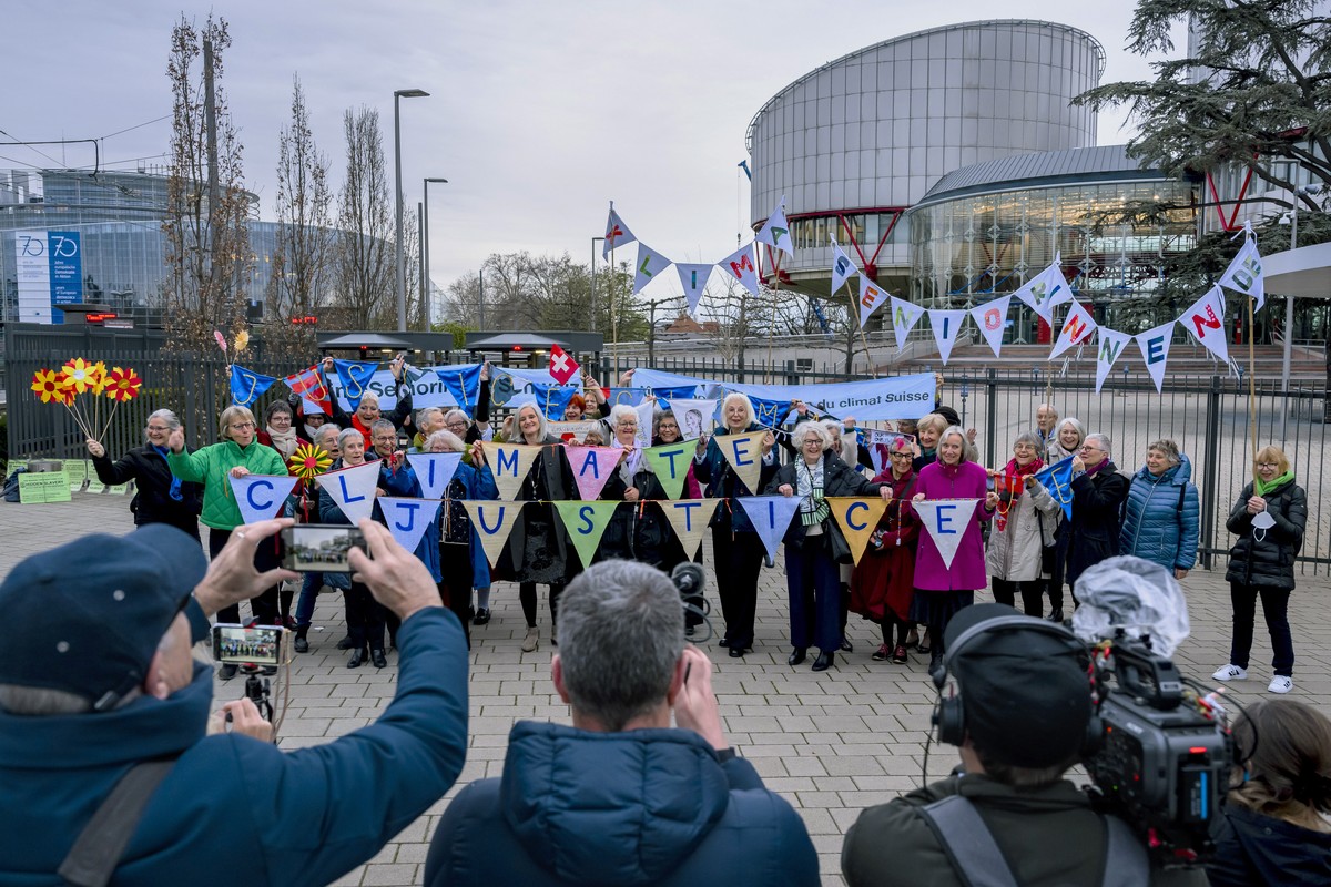 Les Ainees pour la protection du climat (KlimaSeniorinnen) posent ensemble lors d'une audience publique devant la Grande Chambre de la Cour europeenne des droits de l'homme (CEDH) le mercred ...
