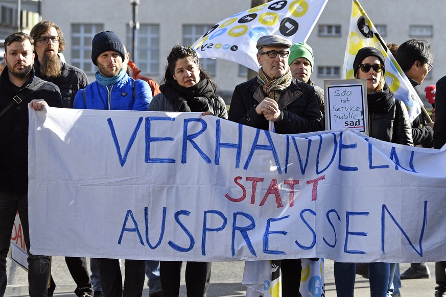 Journalistinnen und Journalisten der Schweizerischen Depeschenagentur SDA (ATS) sowie Gewerkschaftsvertreter demonstrieren gegen den geplanten Stellenabbau, am Mittwoch, 31. Januar 2018, vor dem Tamed ...