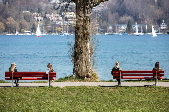 Menschen geniessen in Luzern das Wetter beim Tribschen unterhalb des Richard-Wagner-Museums.