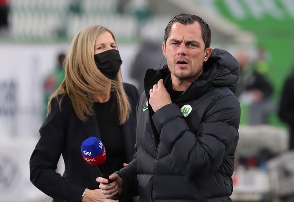 epa09541203 Wolfsburg&#039;s sports director Marcel Schaefer (R) reacts before the German Bundesliga soccer match between VfL Wolfsburg and SC Freiburg in Wolfsburg, northern Germany, 23 October 2021. ...