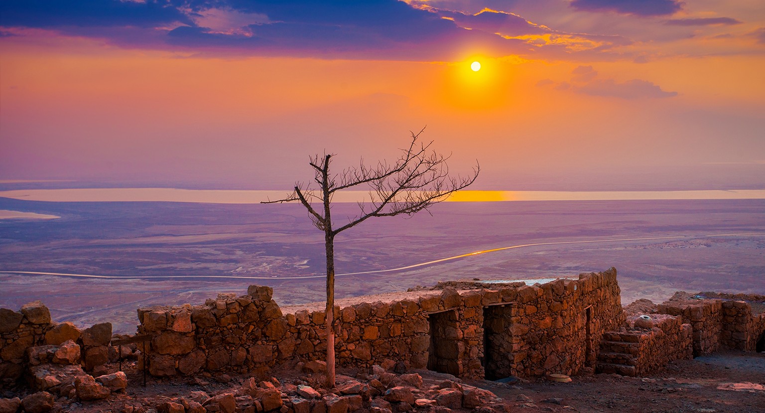 Wird gerne als einer der schönsten Sonnenaufgänge der Welt angepriesen: Der Blick von den Ruinen der Bergfestung Masada auf das Tote Meer.