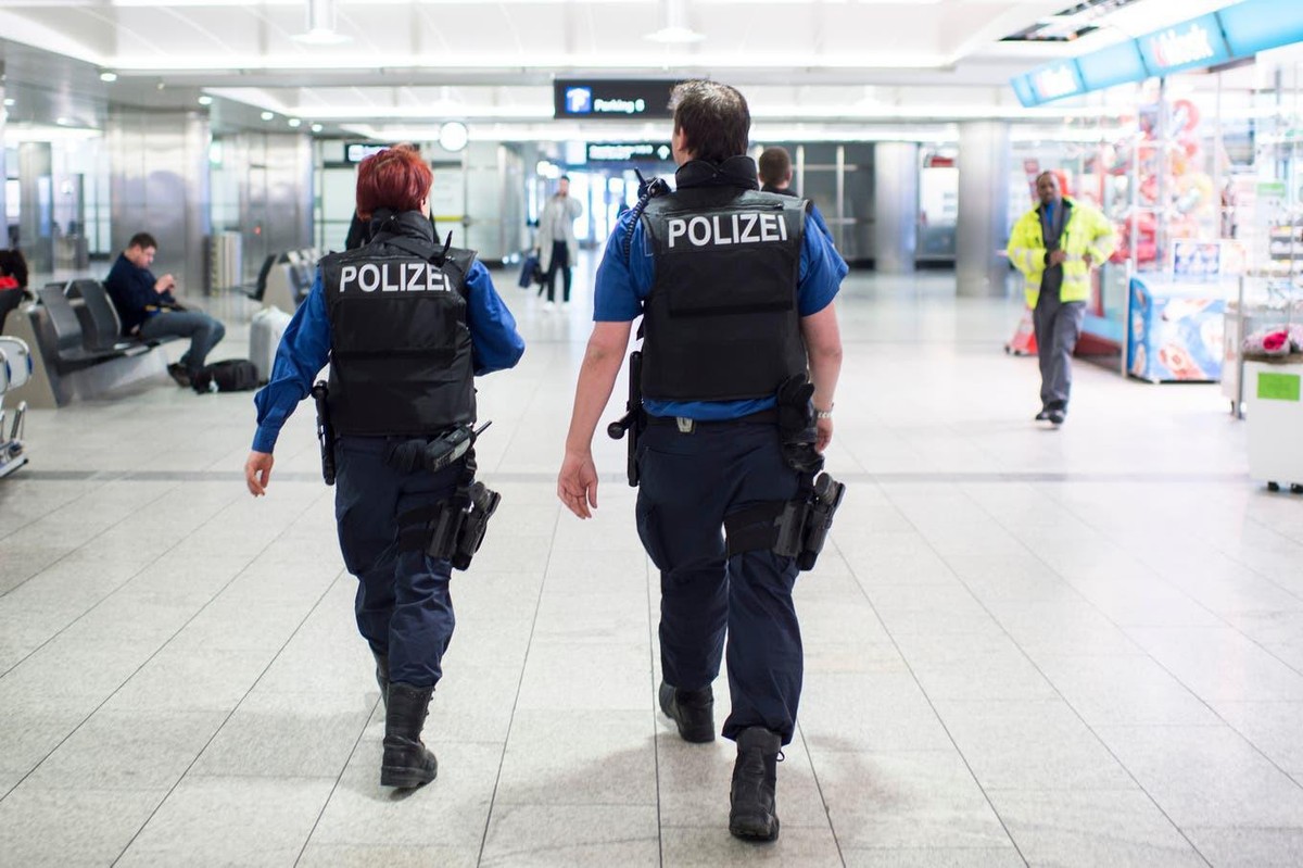 Eine Polizeipatrouille am Flughafen Zürich.