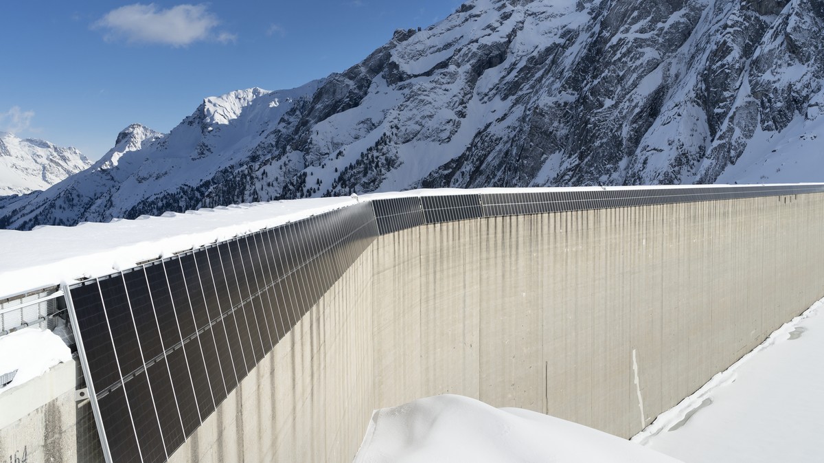 AVIS --- ZUR HOCHALPINEN SOLARANLAGE DER EWZ AN DER ALBIGNA-STAUMAUER STELLEN WIR IHNEN FOLGENDES BILD ZUR VERFUEGUNG. WEITERE BILDER FINDEN SIE AUF visual.keystone-sda.ch --- Die hochalpine Solaranla ...