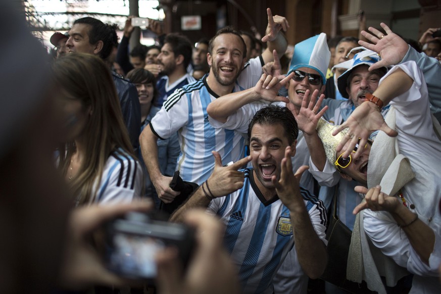 Die Lieblings-Pose der argentinischen Anhänger: Die Zahl 7 mit den Fingern zu zeigen. Wieso? Nur so.