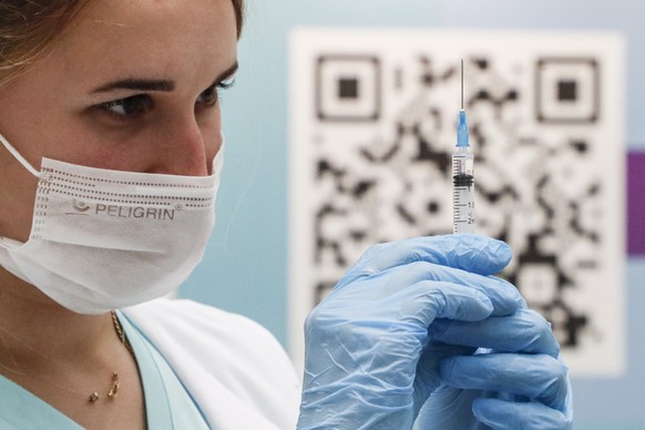 epa09346334 A nurse prepares a dose of Russia's Sputnik V vaccine against COVID-19 disease at a vaccination center in Gostinny Dvor, a huge exhibition place in Moscow, Russia, 15 July 2021. More than  ...