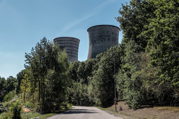 epa10180601 Cooling towers are out of use at a coal plant operated by French energy supplier Gazel Energie, in Saint-Avold, France, 12 September 2022. The French government is aiming to reopen the pla ...