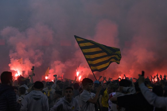 YB Fans jubeln nach den Sieg in der Fussballfeld nach dem Super League Spiel zwischen dem BSC Young Boys und dem FC Luzern, am Samstag, 28. April 2018 im Stade de Suisse in Bern. Mit dem Sieg sichert  ...