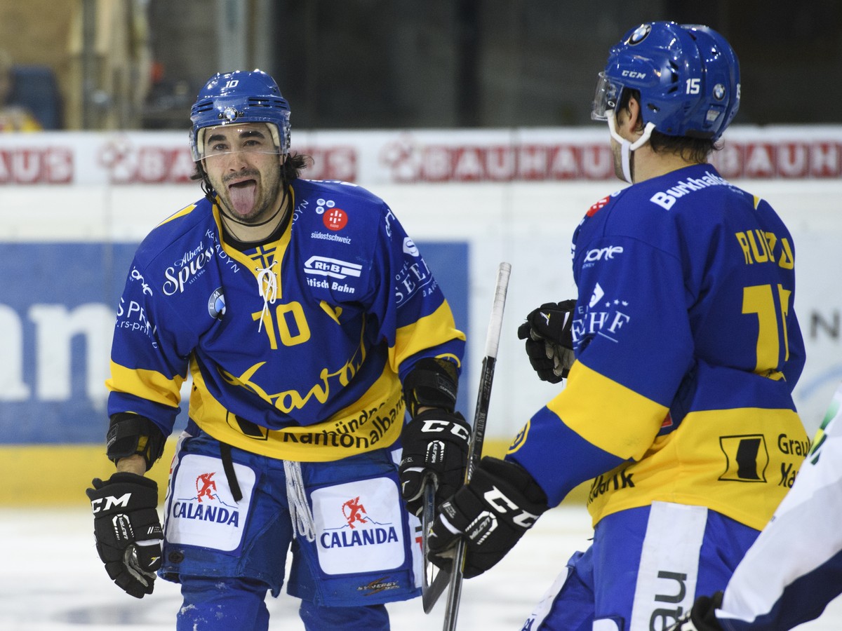 Andres Ambuehl von Davos, links, und Tuomo Ruutu bejubeln Ambuehl's Treffer zum 3-2, beim Eishockey-Qualifikationsspiel der National League A zwischen dem HC Davos und EHC Biel, am Donnerstag, 22 ...