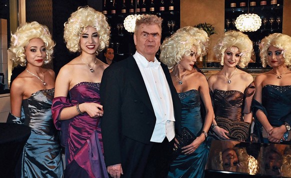 «Ich liebe es, das Alphatier zu sein»: Peter Buser mit Begleiterinnen am Wiener Opernball.