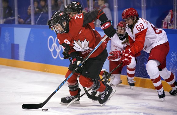 epa06515167 Natalie Spooner (L) of Canada in action against Alevtina Shitaryova (R) of Olympic Athlete from Russia during the women&#039;s Ice Hockey match between Canada and Olympic Athlete from Russ ...