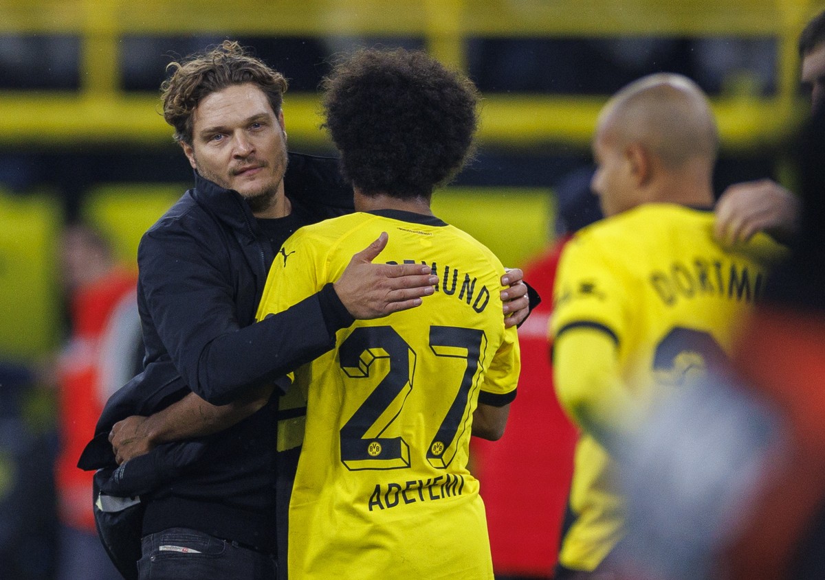 epa11020114 Dortmund's head coach Edin Terzic reacts with his players after losing the German Bundesliga soccer match between Borussia Dortmund and RB Leipzig in Dortmund, Germany, 09 December 20 ...