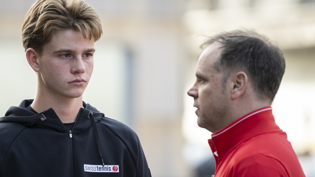 Der Schweizer Mannschaftskapitaen Severin Luethi, rechts, spricht mit der Schweizer Tennisspieler Henry Bernet, links, nach einem Medien-Roundtable, am Mittwoch, 29. Januar 2025 in der Swiss Tennis Ar ...
