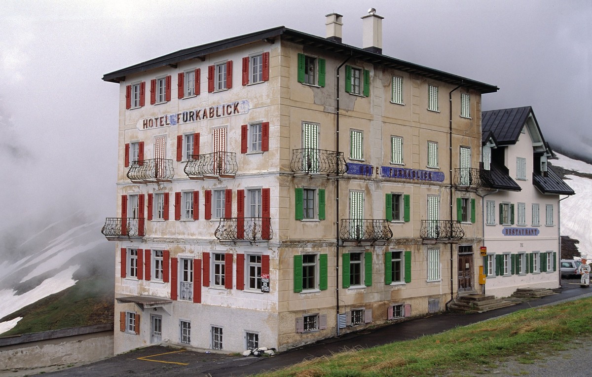 Das Hotel Furkablick steht direkt an der Passstrasse, die ueber die Furka fuehrt, aufgenommen im Juli 2002. Das Arthotel wurde von Rem Koolhaas umgebaut und mit wechselnden Installationen verschiedene ...