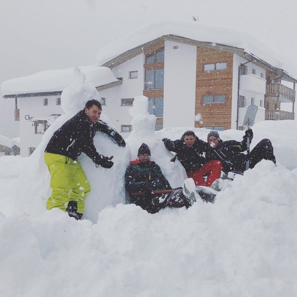 *** USER WILL ANONYM BLEIBEN ***
haufenweise schnee uns nichts zu tun. Also bauten wir riesenschneemänner😁
Von: McMasi