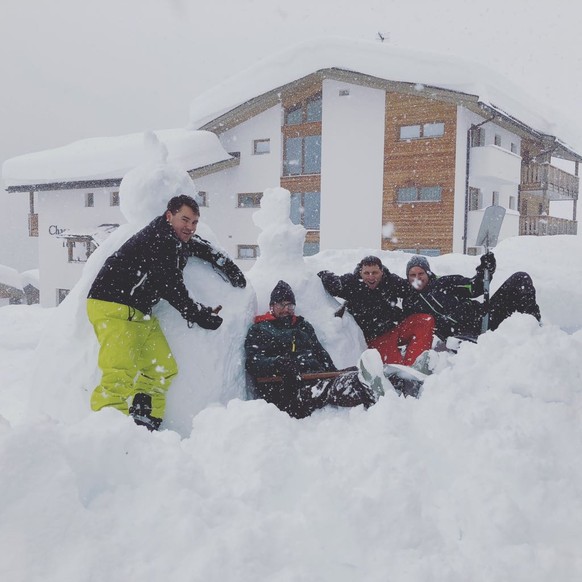 *** USER WILL ANONYM BLEIBEN ***
haufenweise schnee uns nichts zu tun. Also bauten wir riesenschneemÃ¤nnerð
Von: McMasi