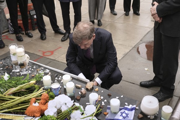 German Foreign Minister Johann Wadephul pays his respects at the Capital Jewish Museum where two Israeli Embassy staff members were killed last week, in Washington, Wednesday, May 28, 2025. (AP Photo/ ...