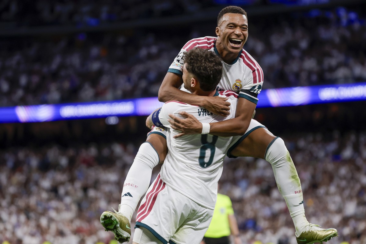 epaselect epa13223494 Real Madrid's Fede Valverde (L) celebrates with teammate Kylian Mbappe after scoring the 2-0 goal during the UEFA Champions League soccer match between Real Madrid and Inter ...