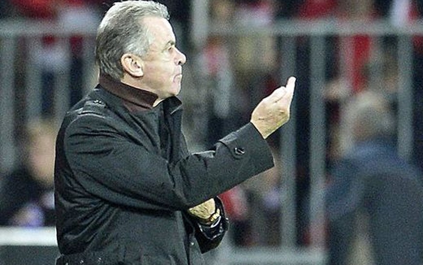 12.10.2012: Ottmar Hitzfeld zeigt dem Schiedsrichter den Stinkefinger und macht sich danach mit faulen Ausflüchten lächerlich