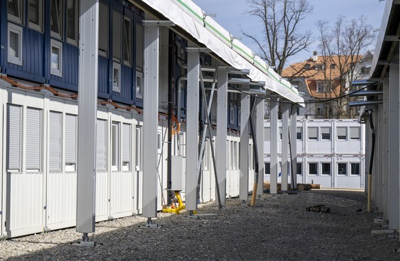 Sicht auf Wohnbaracken in der temporaeren Asylunterkunft, am Donnerstag, 6. April 2023, auf dem Viererfeld in Bern. Seit Juli 2022 leben hier rund 250 Fluechtlinge, vorwiegend aus der Ukraine.(KEYSTON ...
