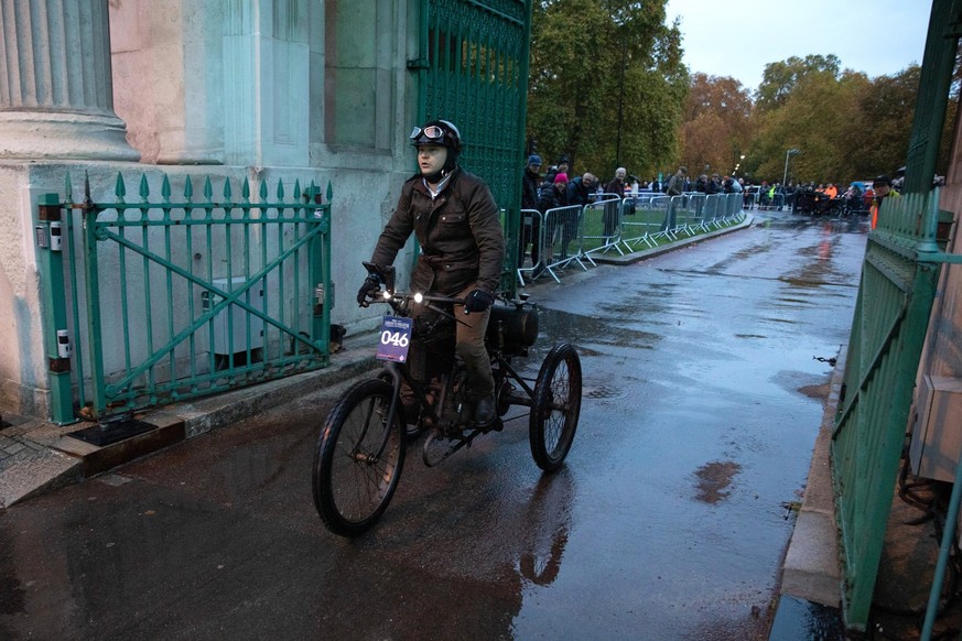 RAC London to Brighton Veteran Car Run - 02 Nov 2025 The rider of a 1900 Renaux starts a veteran car run. The annual RAC London to Brighton Veteran Car Run, founded in 1896, is the world s longest-run ...