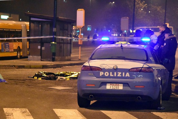 epa05686399 Italian police stand next to a covered body at after a shootout between police and a man in Milan&#039;s Sesto San Giovanni neighborhood, early 23 December 2016. Italy&#039;s Interior Mini ...