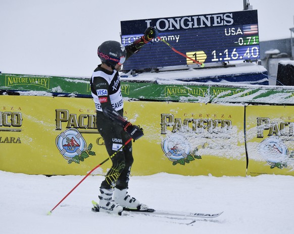 epa08055653 Tommy Ford of the US acknowledes the crowed in the finish area during the Men&#039;s Giant Slalom at the FIS Alpine Skiing World Cup in Beaver Creek, Colorado, USA, 08 December 2019. EPA/R ...