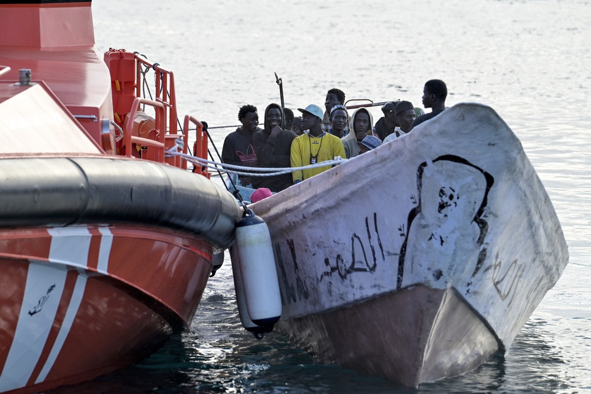 epa13087454 A Spanish Martime Rescue vessel escorts a boat carrying 78 migrants to La Restinga port after being recued by near El Hierro, Canary Island, Spain, 04 July 2026. EPA/GELMERT FINOL