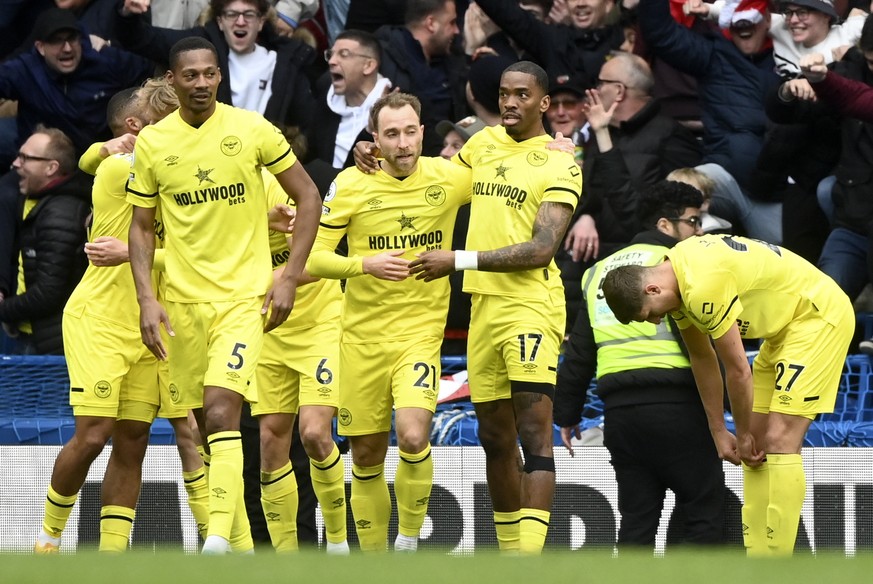 epa09865827 Christian Eriksen (C) of Brentford celebrates with teammates after scoring the 1-2 lead during the English Premier League soccer match between Chelsea and Brentford at Stamford Bridge in L ...