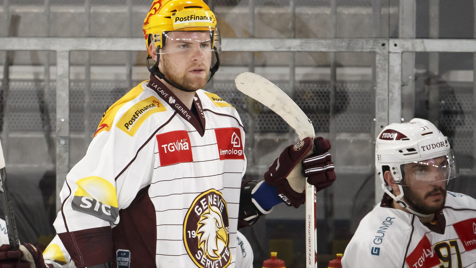 Geneve-Servette&#039;s center Tanner Richard between his teammates forward Daniel Rubin, left, and forward John Fritsche, right, looks his teammates, during a National League regular season game of th ...