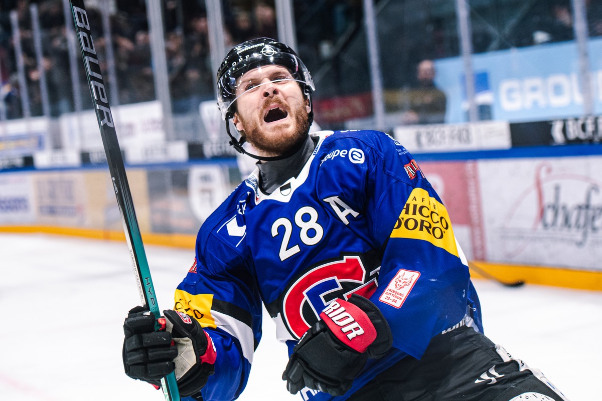 L?attaquant fribourgeois Christoph Bertschy, celebre son but du 1-0, lors du match du championnat suisse de hockey sur glace de National League entre le HC Fribourg-Gotteron, HCFG, et le SC Rapperswil ...