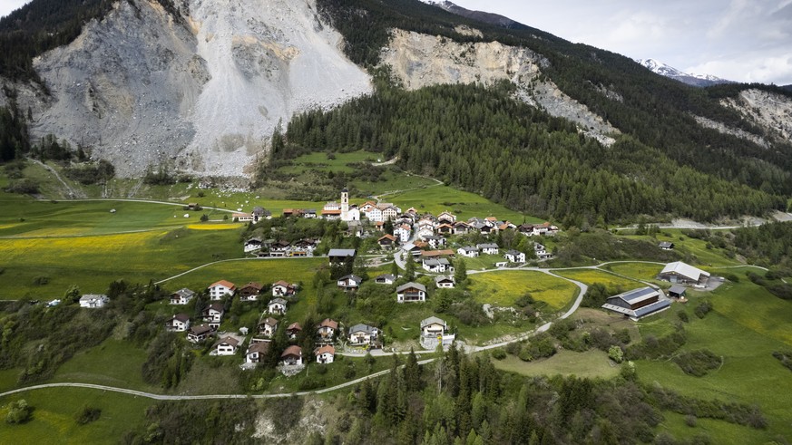 Blick auf das Dorf und den &quot;Brienzer Rutsch&quot;, aufgenommen am Dienstag, 9. Mai 2023, in Brienz-Brinzauls. Die Gemeinde hat die Zufahrt zum Dorf gesperrt; die Anwohner muessen ihr Zuhause bis  ...