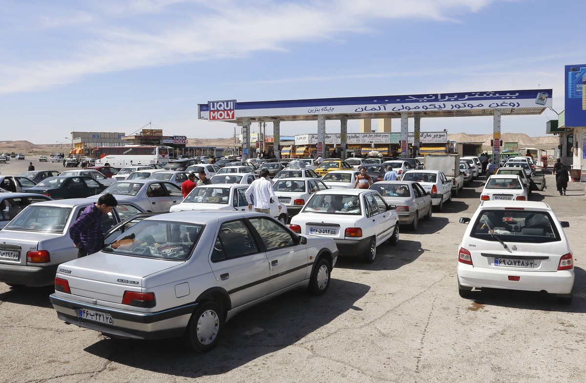 Stau an einer Tankstelle im Iran Teheran, Iran, 27.03.2013 - Warteschlange von Autofahrern an einer Autobahntankstelle. Teheran Iran *** Traffic jam at a filling station in Iran Tehran, Iran, 27 03 20 ...
