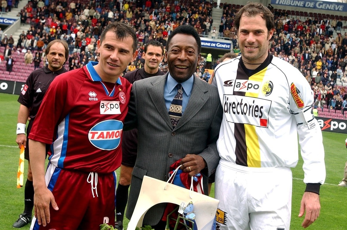 Brazilian soccer legend Pele, Edson Arantes do Nascimento, center, poses for photographers with Servette's captain Oscar Londono, left, and Young Boys' captain Mark Diesler, right, before th ...