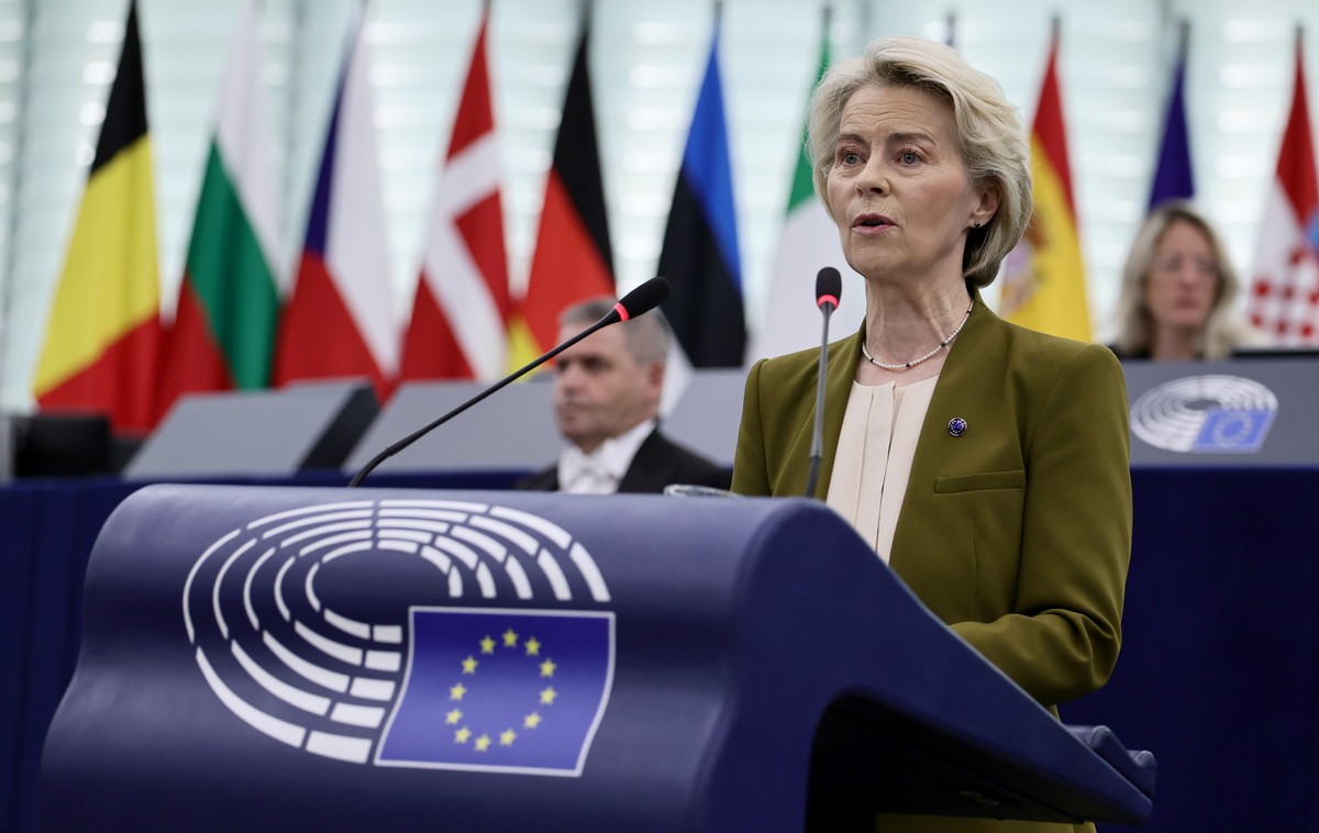 epa12366502 European Commission President Ursula von der Leyen delivers a statement during a 'State of the Union' debate at the European Parliament in Strasbourg, France, 10 September 2025.  ...