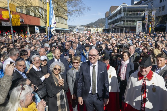 Der neue Bundesrat Martin Pfister, mitte, und seine Frau Cacilda Pfister, mitte links, werden feierlich empfangen, anlaesslich einer offiziellen Wahlfeier fuer den neugewaehlten Zuger Bundesrat Martin ...