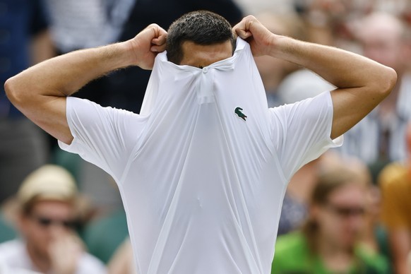 &lt;p&gt;Im «Versteckis» ist er keine grosse Nummer: Leicht zu erkennen, dass es sich um Novak Djokovic handelt.&lt;/p&gt;