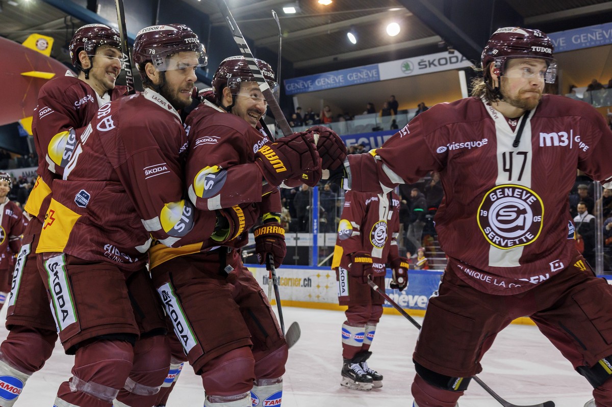 Geneve-Servette's forward Marco Miranda, left, Geneve-Servette's forward Marc-Antoine Pouliot, 2nd left, Geneve-Servette's forward Alessio Bertaggia, 2nd right, and Geneve-Servette' ...