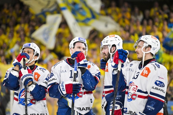 Enttaeuschte Zuercher beim ersten Eishockey Playoff Halbfinalspiel der National League zwischen HC Davos (HCD) und ZSC Lions (ZSC), am Samstag, 4. April 2026, in der zondacrypto-Arena in Davos. (PostF ...
