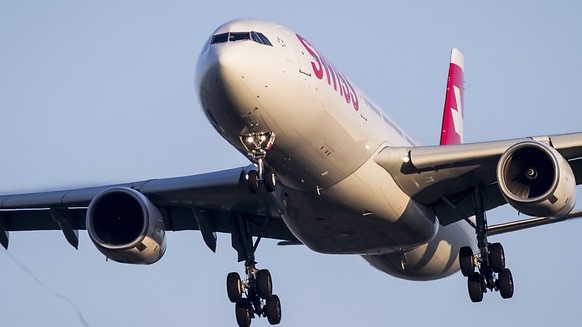 Ein Airbus A330-300 der Swiss im Landeanflug auf Piste 14 am Flughafen Zürich. (Archivbild)