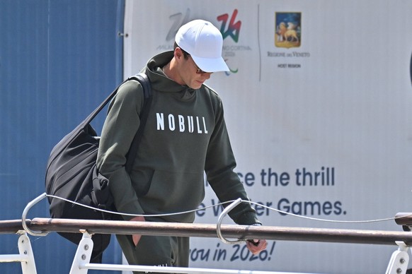 Tom Brady At Venice Airport - Italy Tom Brady arriving at Venice airport ahead of Jeff Bezos wedding in Venice on June, 26, 2025. Photo by Julien Reynaud/APS-Medias/ABACAPRESS.COM Venice Italy PUBLICA ...