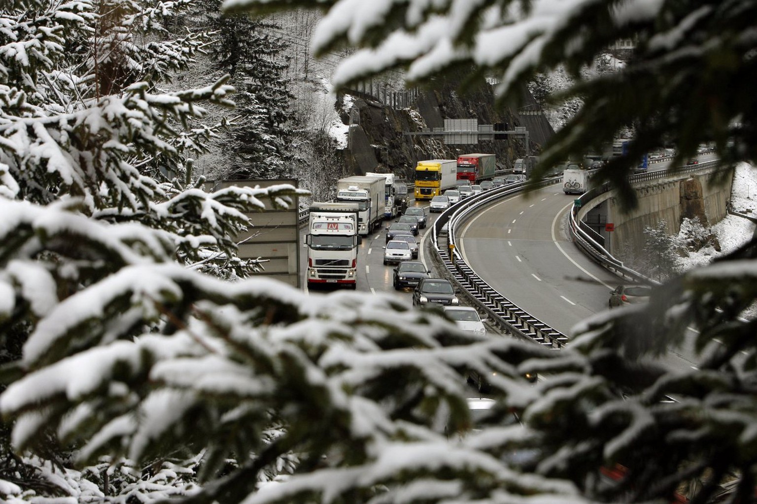 Der Osterreiseverkehr staut sich auf der Autobahn A2 bei Wassen in Richtung Sueden zwischen dem Gotthardtunnel und Amsteg am Donnerstag, 1. April 2010, bis auf 8 Kilometer Laenge. (KEYSTONE/Urs Flueel ...